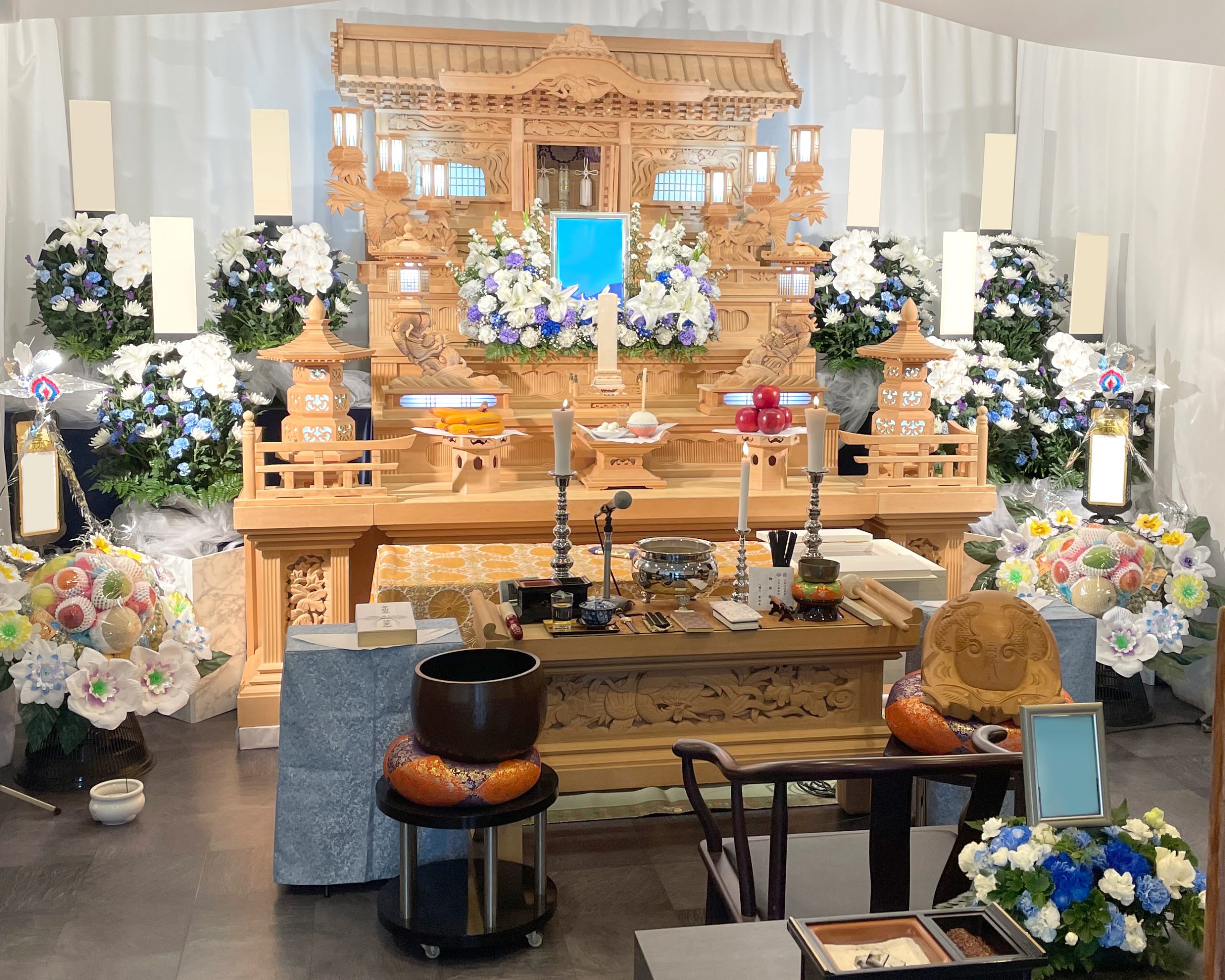 男性色_額前装飾花_白木祭壇